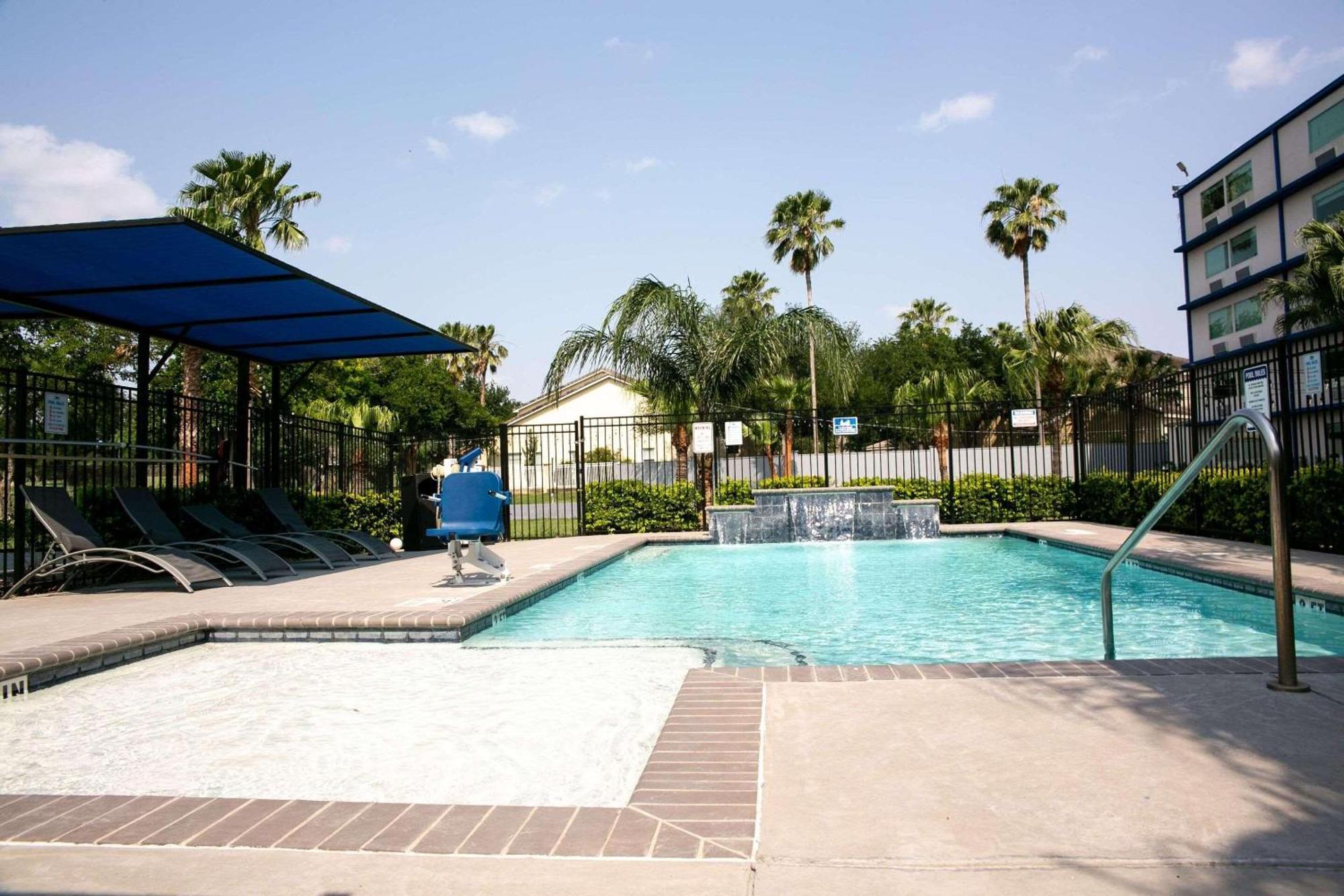 Radisson Hotel Mcallen Airport Exterior photo